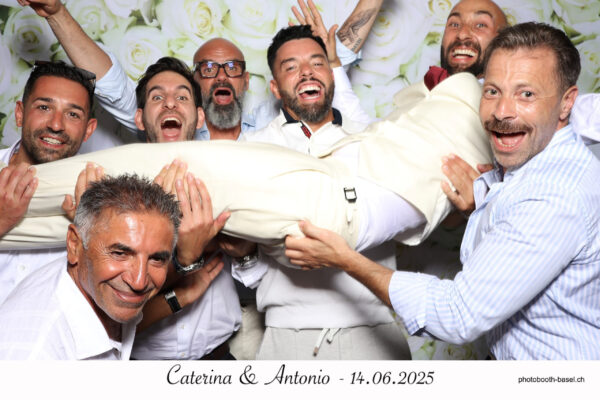 Photobooth Hochzeit Vevey – Caterina & Antonio Photobooth Hochzeit Vevey – Gast lustige Pose Fotobox