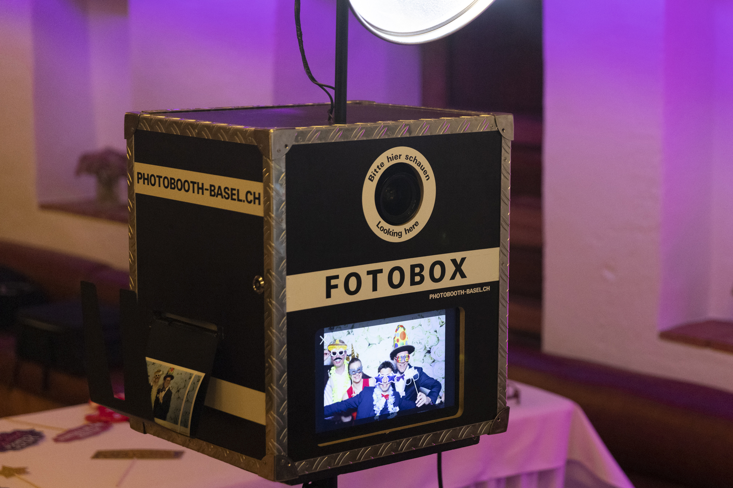 fotobox 1 Fotobox mieten Basel – Photobooth von Foto & Video Salva im Einsatz